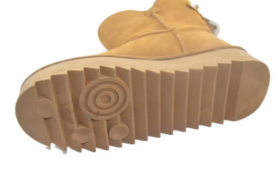 Stivali da neve scuri e alla moda